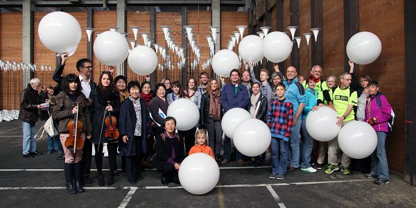Einige Ballonpaten nahmen ihre Lichtobjekte vor kurzem schonmal in Augenschein. Foto: Antje Schröder_Kulturprojekte Berlin
