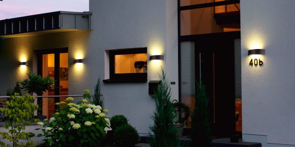 Beleuchtete Hausnummern dienen nicht nur der besseren Orientierung, im Eingangsbereich erhöht sich durch eine zusätzliche Lichtquelle auch die Sicherheit - Foto: Albert