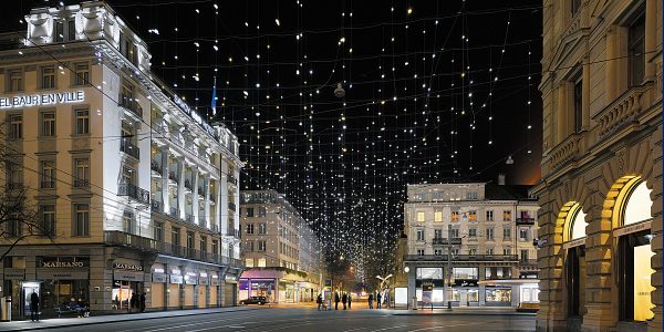 Die Bahnhofsstraße in Zürich: Knapp 12.000 Kristalle aus farbigem Acryl, bestückt mit jeweils zwei LEDs, wurden in 2.500 Lichterketten arrangiert, die auf einer Strecke von 1,2 Kilometern Länge alle drei Meter von Haus zu Haus abgespannt wurden. Foto: Artemide
