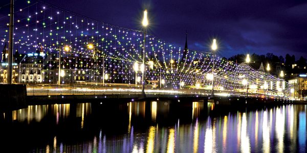 Die Seebrücke in Luzern erstrahlt jedes Jahr zur Weihnachtszeit in buntem LED-Licht. Foto: Artemide