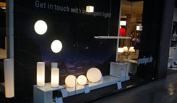 Das neu dekorierte Schaufenster im Hamburger Showroom mit den intelligenten Leuchten des Schweizer Herstellers Senses. Fotos: Hersteller