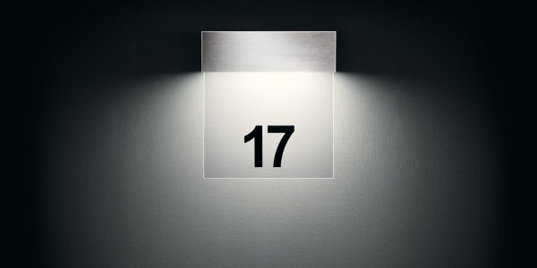 Beleuchtete Hausnummern gibt es in allen Größen, Formen und Farben. Beispielsweise von IP44.de das Modell Velum Number Black