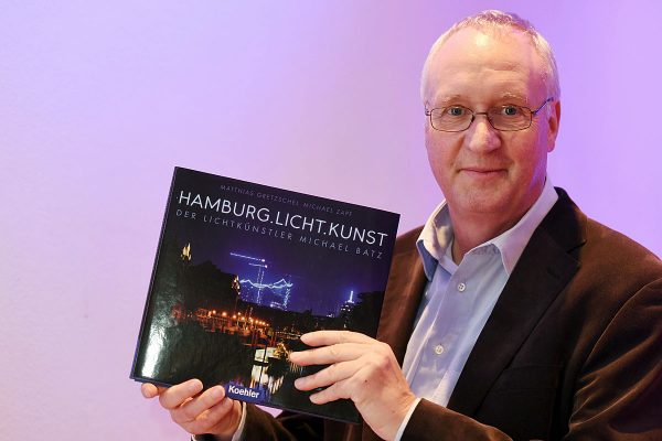 Dr. Matthias Gretzschel hat ein Buch über den Hamburger Lichtkünstler Michael Batz und die Geschichte der öffentlichen Beleuchtung in der Hansestadt geschrieben. Foto: Michael Zapf 
