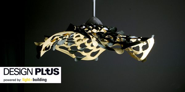 Schwungvoll und einzigartig: Artemides neue Pendelleuchte Les Danseuses steht nie still. Dadurch entstehen immer neue Formen des Leuchtenschirms. 