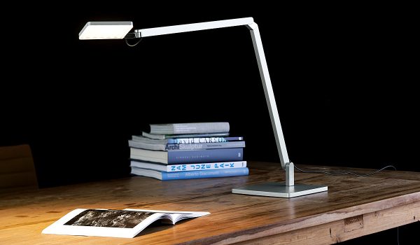 Die Beleuchtungsstärke auf dem Schreibtisch muss stimmen! Mit der dimmbaren LED-Tischleuchte Roxxane Home von Nimbus gehen Sie diesbezüglich auf Nummer sicher. Foto: Nimbus