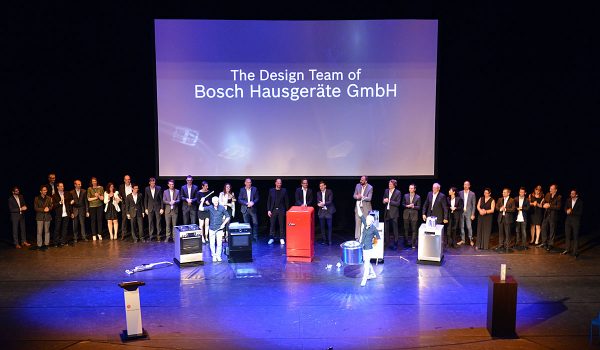 Robert Sachon und sein Bosch Home Appliances Design Team erhielten in diesem Jahr die Red-Dot-Auszeichnung "Design Team of the Year". Ein Percussion-Duo trommelte deshalb bei der Preisverleihung auf Bosch-Hausgeräten. 