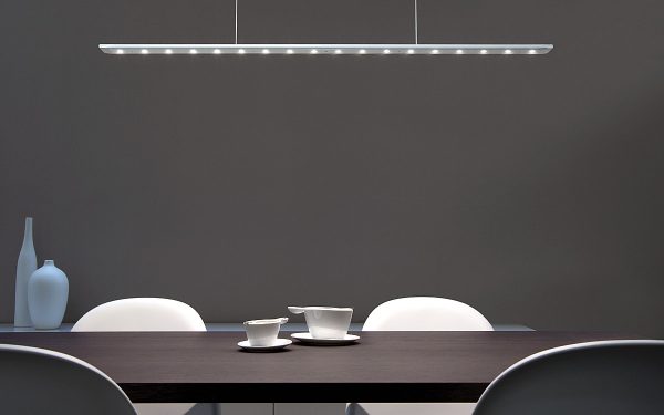 Ein Highlight über jedem Esstisch: Ihr Design ist schlank und flach und auch in puncto Lichttechnik weiß die Anax-Pendelleuchte absolut zu überzeugen.  Foto: Liin Lighting Solutions 
