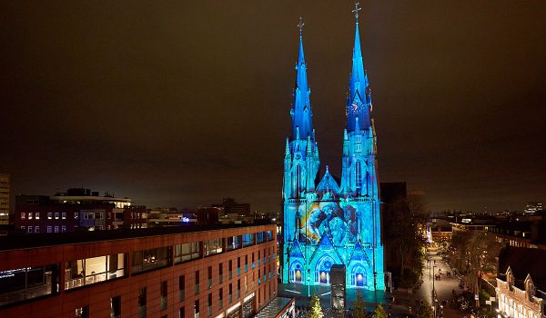 Ein Wahrzeichen Eindhovens, das während des Lichtfestivals GLOW im November wieder in einem farbenfrohen Licht erstrahlen wird: Die Stadskerk St. Cathrien. Foto: Klaus Langer / GLOW