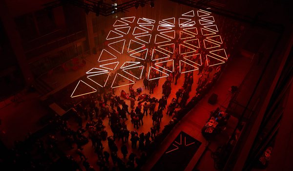 So sieht die lichtkinetische Raumjkunst-Performance von Christopher Bauder im Frankfurter Mousonturm aus, die zweifelsohne zu den Höhepunkten der diesjährigen Luminale gehört. Foto: Christopher Bauder