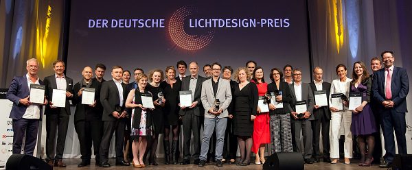 Beim obligatorischen Abschlussfoto wurde der Lichtdesigner des Jahres 2016, Peter Andres (schwarzer Anzug, graues Hemd), von den übrigen Gewinnern des Abends eingerahmt. Foto: Bettina Theisinger / Deutscher Lichtdesign-Preis