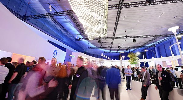 Der Andrang wird auch in diesem Jahr wieder groß sein. Die Light + Building 2016 öffnet am 13. März 2016 ihre Pforten. Foto: Quelle - Messe Frankfurt Exhibition GmbH / Pietro Sutera