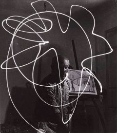 Pablo Picasso malt mit dem Licht einer Taschenlampe. und wird von Fotograf Gijon Mili potraitiert. Kunsthalle Bremen – Der Kunstverein in Bremen, Kupferstichkabinett 