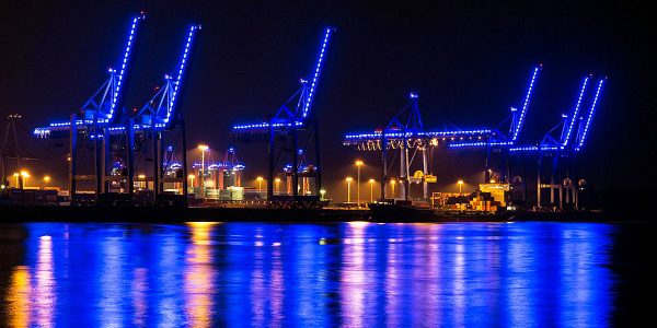 Wenn der Hafen blau erleuchtet, dann ist wieder „Blue Port“ in Hamburg. Vom 4. bis 13. September setzt Lichtkünstler Michael Batz nicht nur die Schwimmkräne der HHLA eindrucksvoll in Szene. Foto: Christoph Hilker / mocean-pictures.de