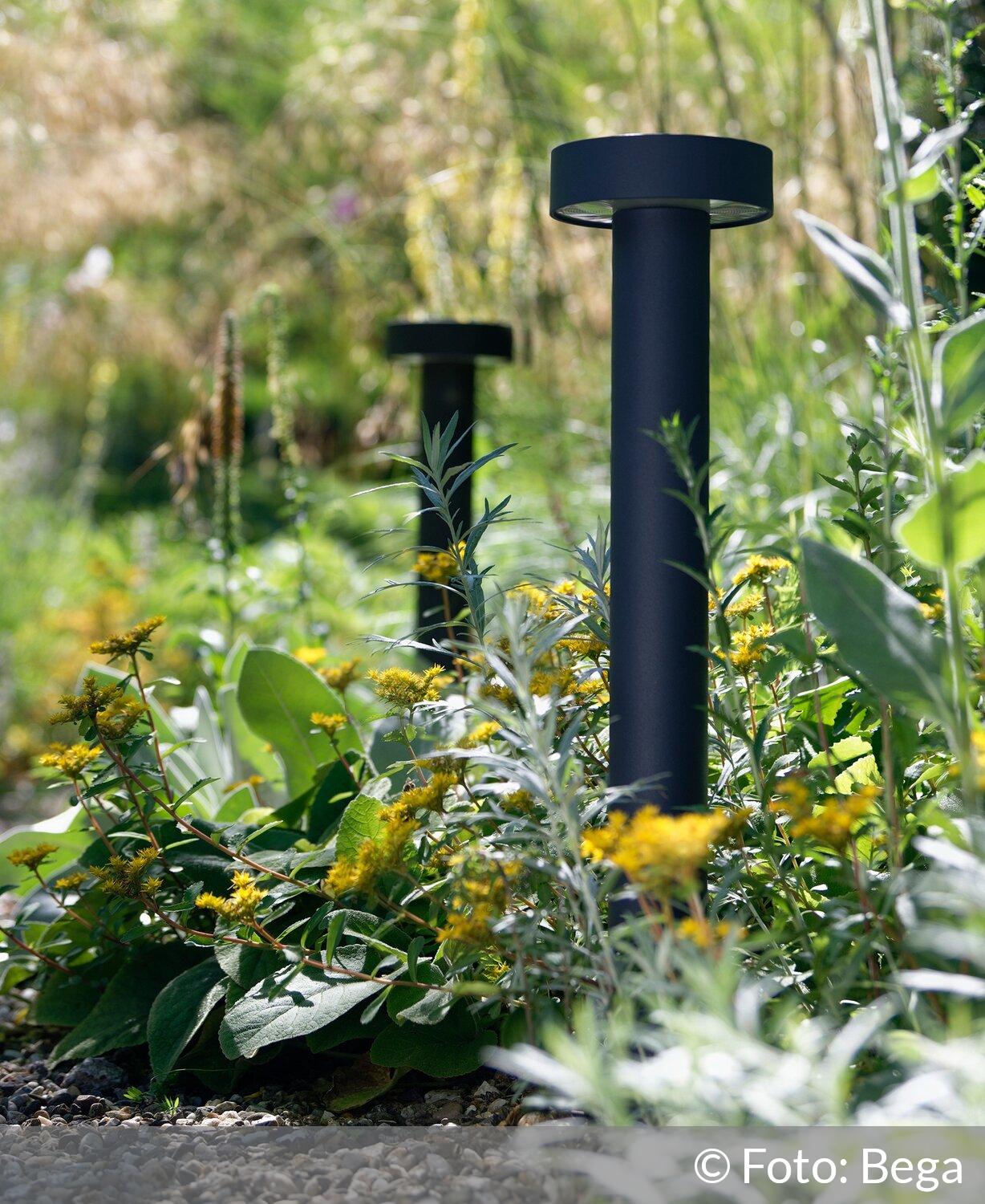 BAKAJI Gartenlampe Kugelform – Ø 20 Cm, E27 Sockel Bis 25 W, Weiß, Wetterfest Aus ABS, Inkl. Erdspieße Für Boden Oder Tisch