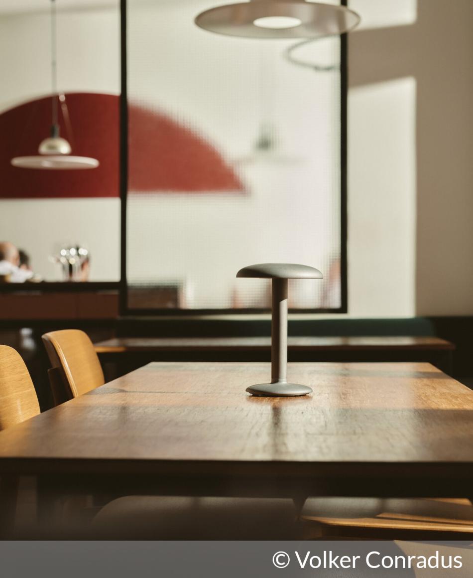 Flos Gustave Table Unplugged | © Volker Conradus
