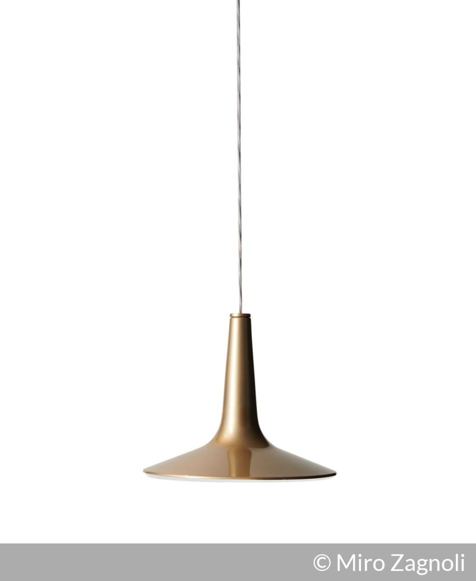 Oluce Kin 478 LED Pendelleuchte 3000K Golden | © Miro Zagnoli