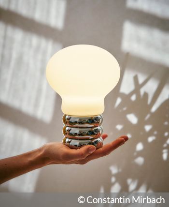 b.bulb-Ingo-Maurer_Haende_Foto-Constantin-Mirbach_web.jpg