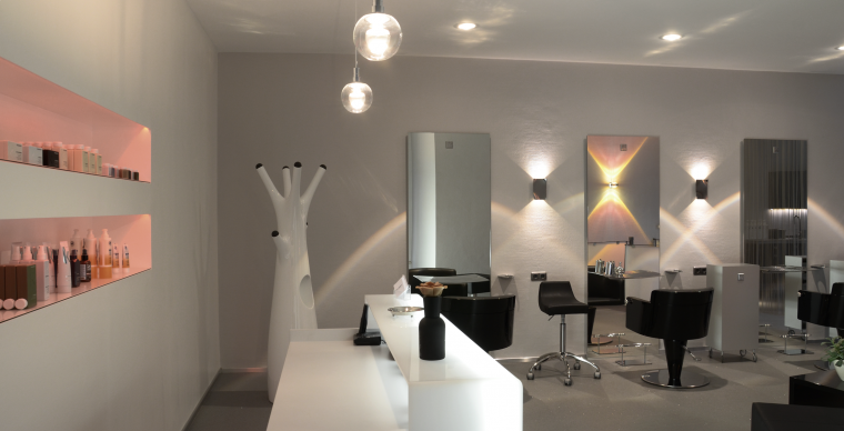 Vorschaubild: Moderner Salon mit stylischem Licht.