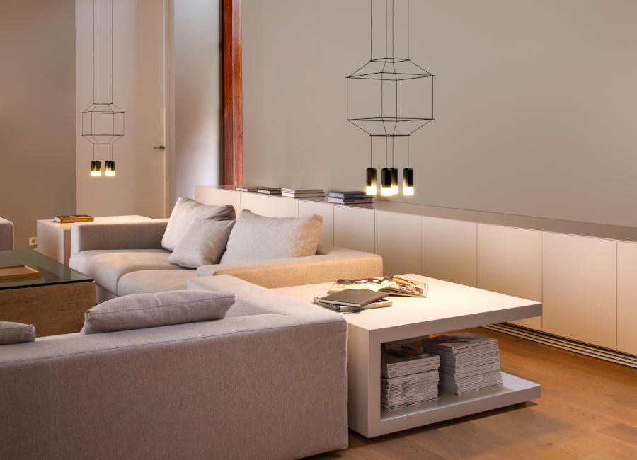 Zwei Pendelleuchten der Design-Familie Wireflow beleuchten ein Wohnzimmer. (Foto: Vibia)