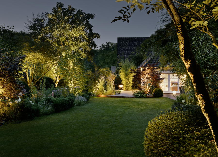 Blick in einen Garten, der mit indirekt strahlenden Leuchten illuminiert wird. (Foto: Prediger Lichtberater)