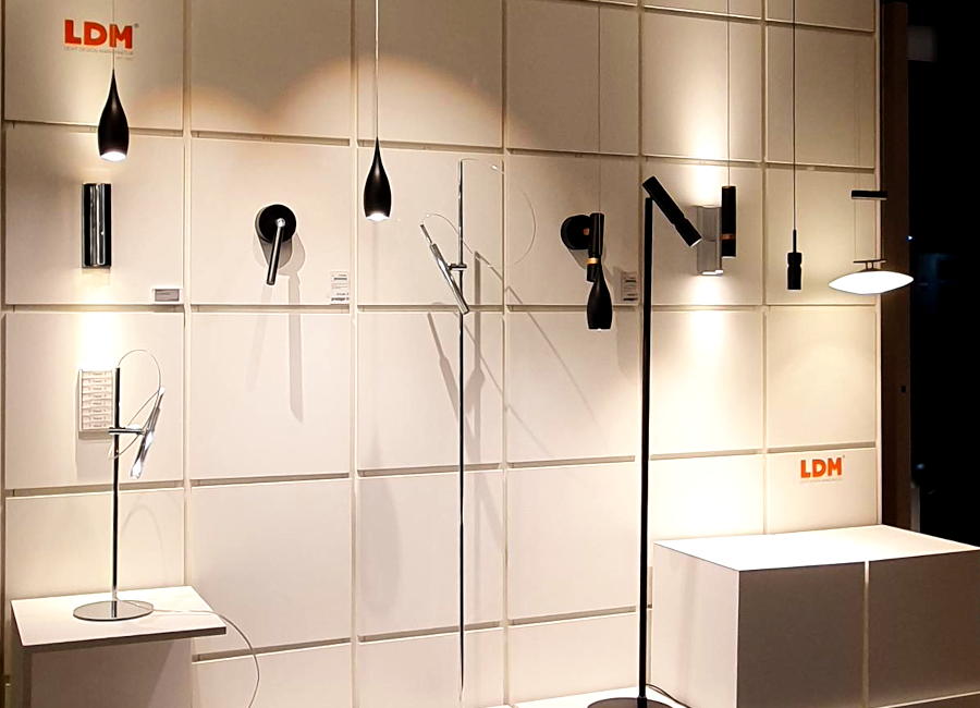 Ein Blick in die LDM-Ausstellung im Showroom Düsseldorf von Prediger Lichtberater: Mehrere Pendel-, Wand- und Standleuchten. (Foto: Prediger Lichtberater)