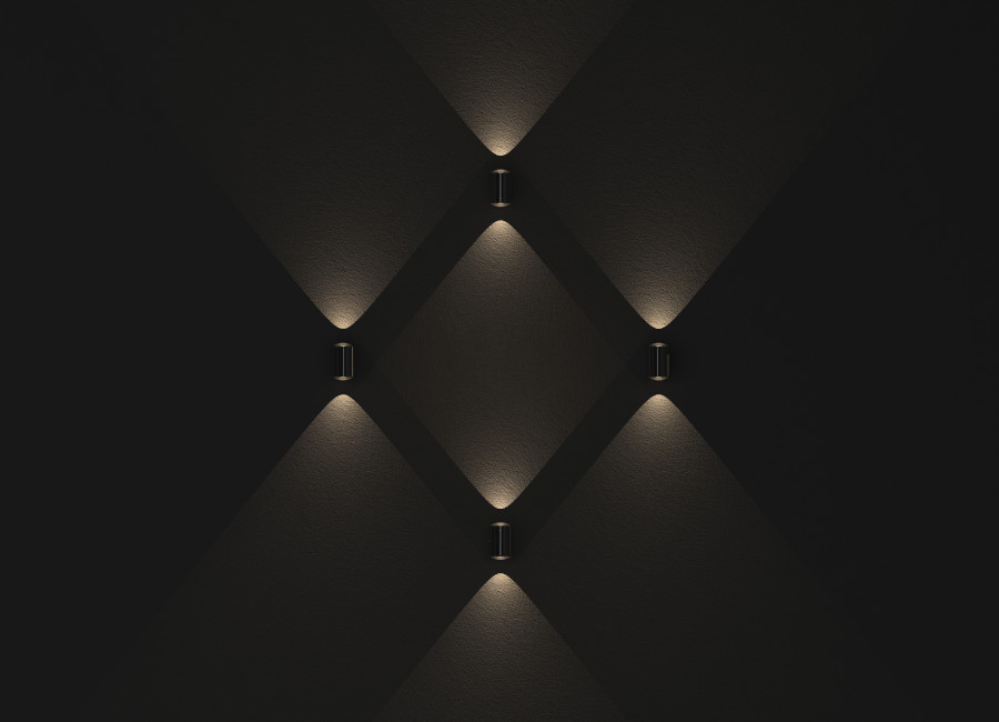 Vier c.Jet wall-Leuchten sind im Rechteck angebracht, der beidseitige Lichtaustritt und die aufeinander abgestimmten Abstrahlwinkel zeichnen eine interessante Lichtfrafik auf die Wand. (Foto: Christoph Kügler)