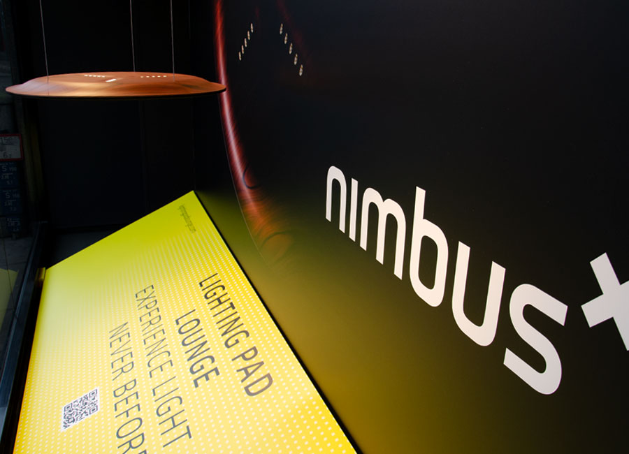 Die Pendelleuchte Nimbus Lighting Pad Lounge hängt im Schaufenster des Hamburger Prediger-Showrooms vor einer dunklen Abbildung ihrer selbst. (Foto: Prediger Lichtberater)