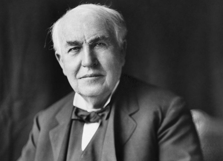 Portrait-Aufnahme des Erfinders und Unternehmers Thomas Alva Edison.
