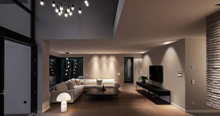 Wohnzimmerlampen und Leuchten in einem optimal eigerichteten Wohnzimmer