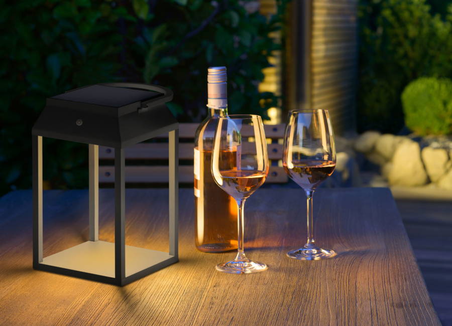Eine p.089-Solar-Akkuleuchte beleuchtet eine Flasche Wein und zwei Gläser. (Foto: Prediger Lichtberater)