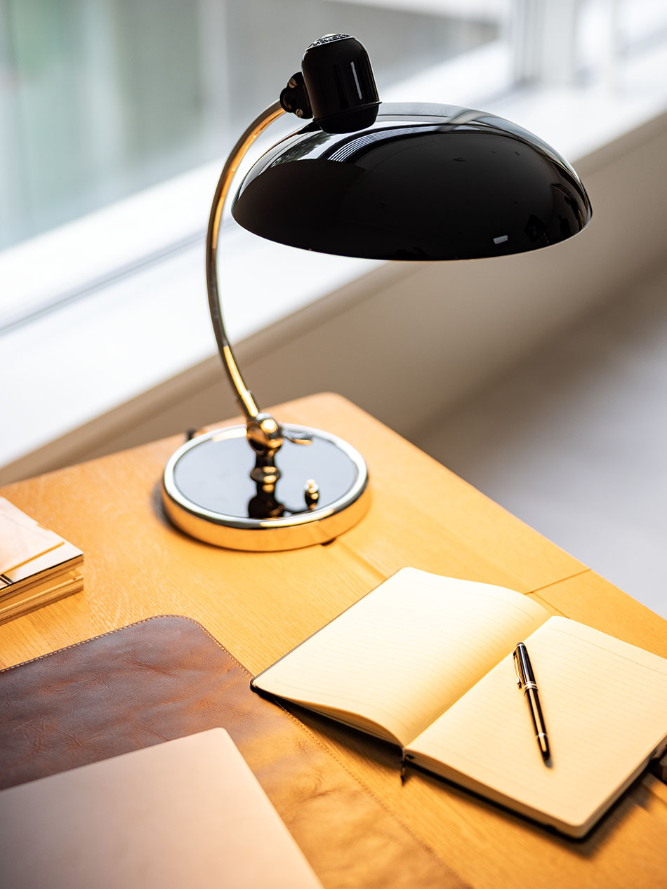 Arbeitszimmer mit Kaiser Idell Tischleuchte von Fritz Hansen in schwarz.