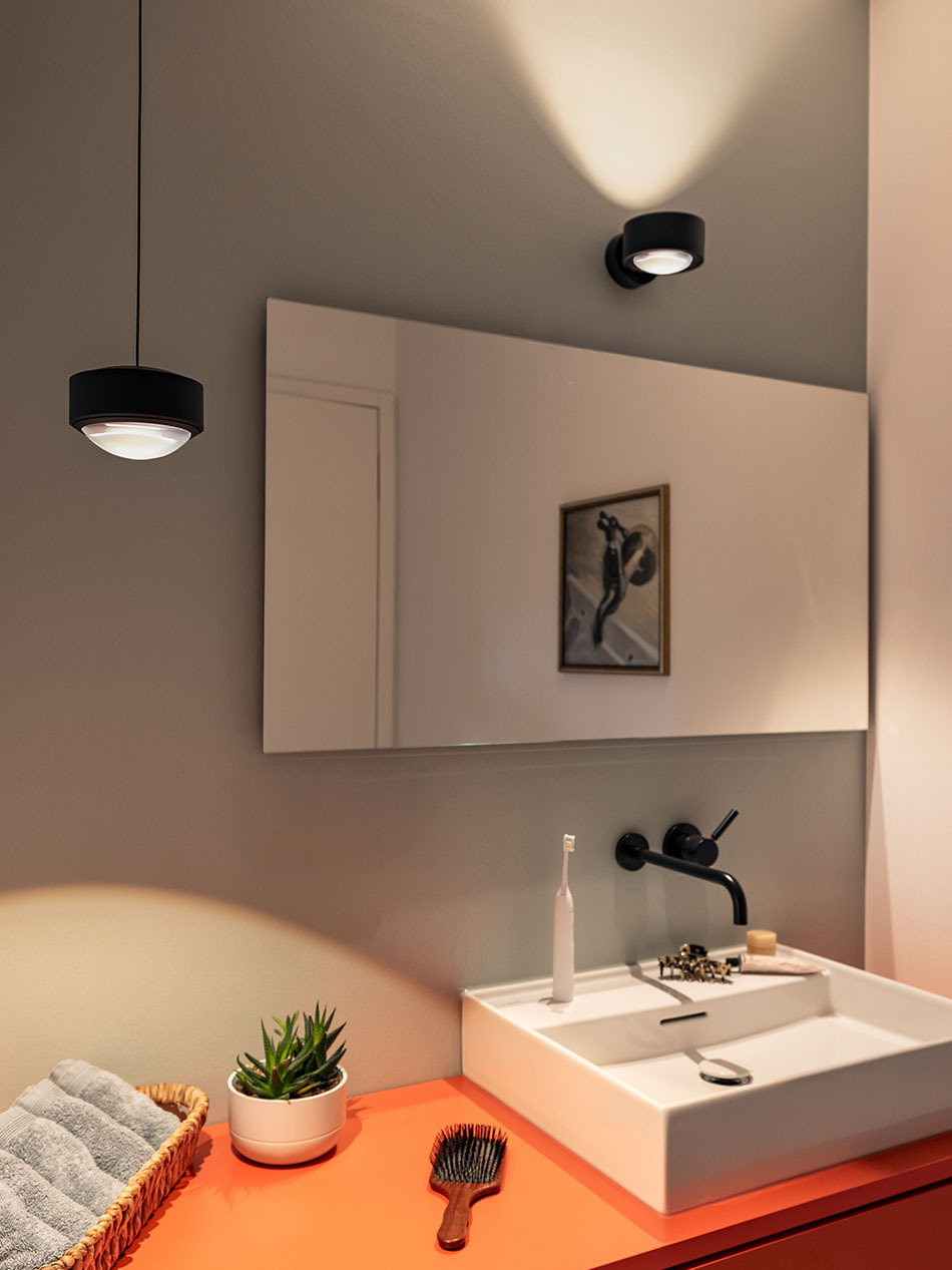 Modernes Badezimmer in einem Neubauhaus mit einer schwarzen s.100 Pendelleuchte von prediger.select sowie einer schwarzen s.078 Wandleuchte von prediger-base.