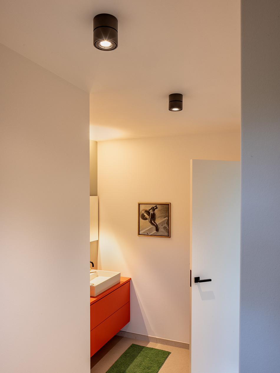 Modernes und minimalistisches Badezimmer mit zwei schwarzen p.011 Deckenstrahlern von prediger.base.
