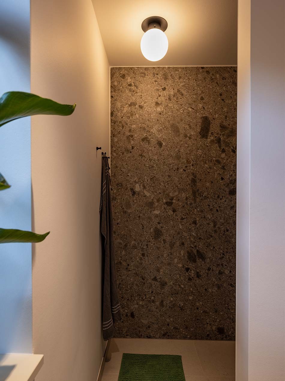 Modernes Badezimmer mit der Glo Deckenleuchte von Decor Walther. Die Deckenleuchte beleuchtet den Duschbereich.