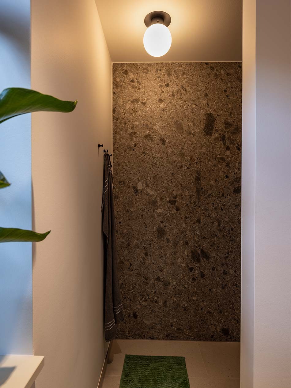 Modernes Badezimmer mit großer Dusche und einer Globe Deckenleuchte von Decor Walther.