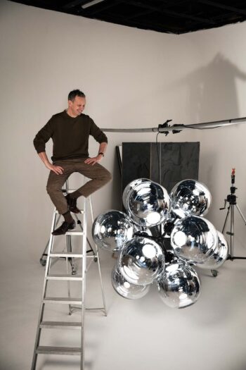 Der britische Designer Tom Dixon gemeinsam mit der von ihm entworfenen Leuchte Burst. (Foto: Peer Lindgreen)