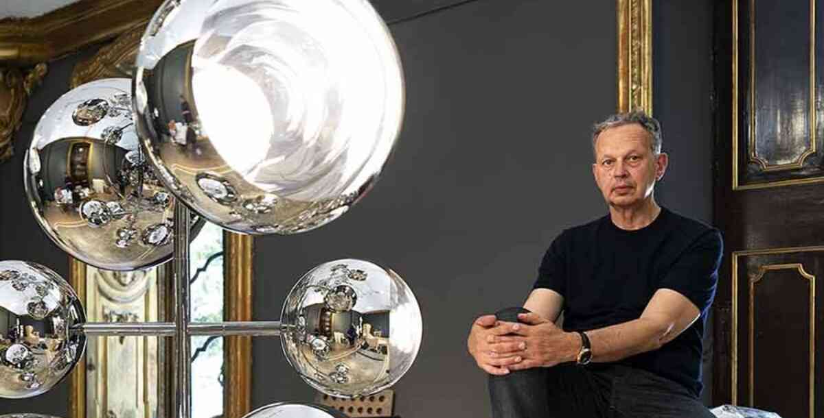 Tom Dixon, Designer und Gründer des nach ihm benannten Herstellers, neben einer Leuchte der Design-Familie Mirror Ball. (Foto: Allegra Martin)