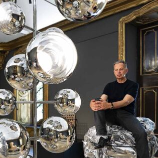 Tom Dixon, Designer und Gründer des nach ihm benannten Herstellers, neben einer Leuchte der Design-Familie Mirror Ball. (Foto: Allegra Martin)