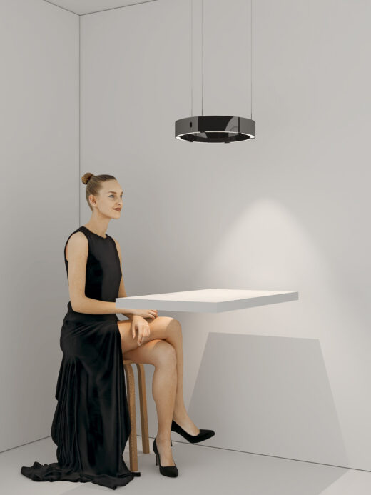 Visualisierung der Entblendung: Das Licht der Pendelleuchte fällt auf Tisch und Wand, es strahlt kein Streulicht in die Augen der am Tisch sitzenden Frau.