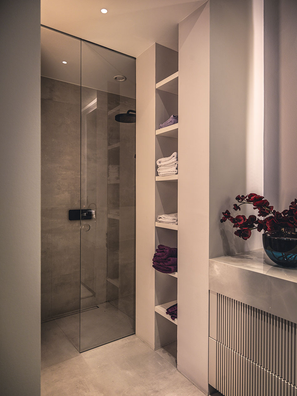 Badezimmer mit bodentiefer Dusche und zwei Einbau-Deckenleuchten p.078 von prediger.base