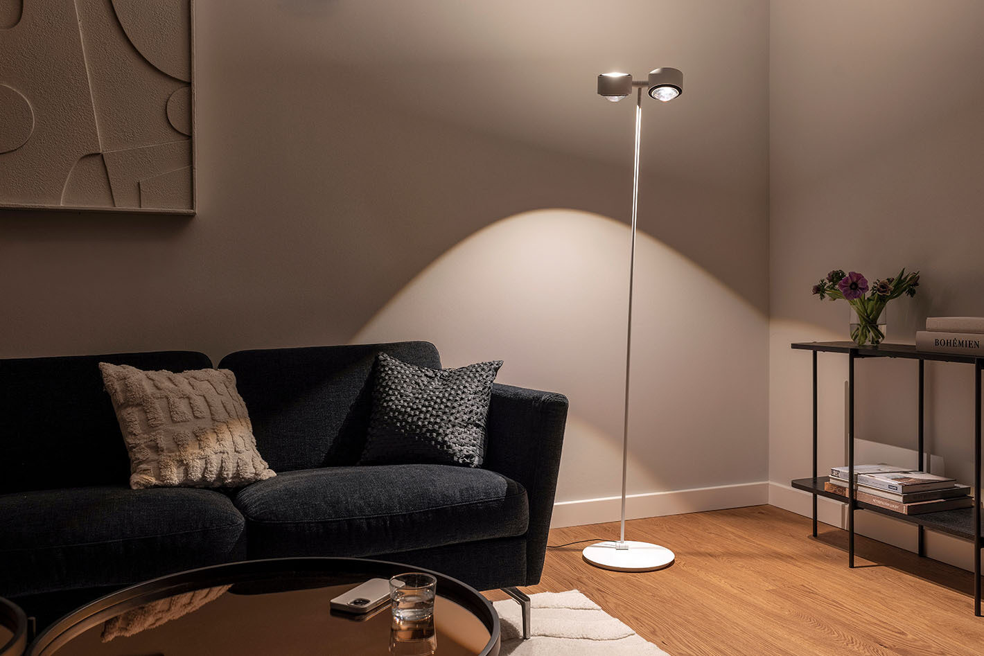 Das Bild zeigt ein Wohnzimmer mit der s.200 Standleuchte 2er in Weiß von prediger.select.