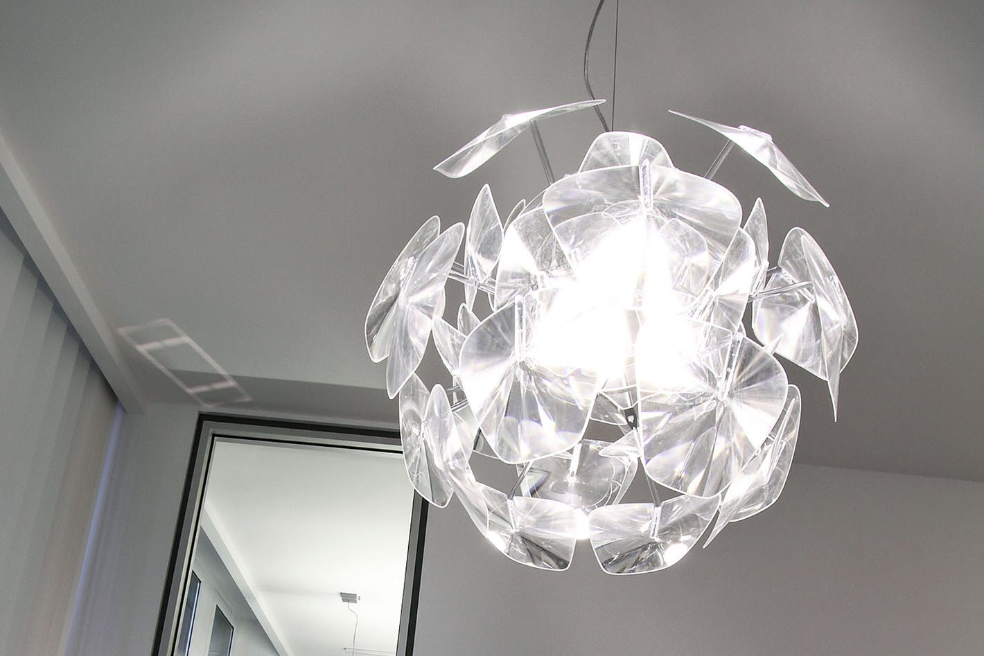 Office mit einer diffus strahlende Hope Pendelleuchte von Luceplan, Perspektive von unten.