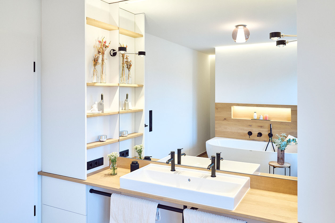 Modernes helles Badezimmer mit einer Draft Deckenleuchte von Serien Lighting und zwei Puk Mini Hotel Wandleuchten von Top Light.