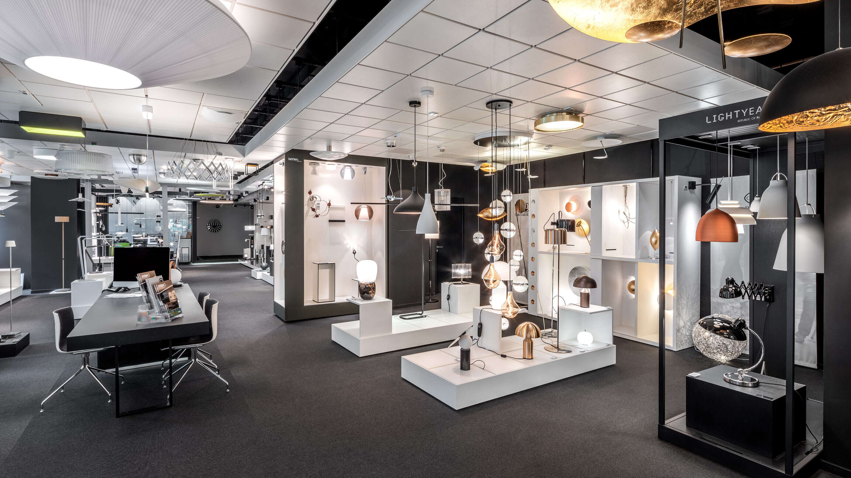 Ein Blick in die Designleuchten-Ausstellung des Showrooms Berlin von Prediger Lichtberater, links eine Lichtberatungs-Station. (Foto: Jonathan Palanco)