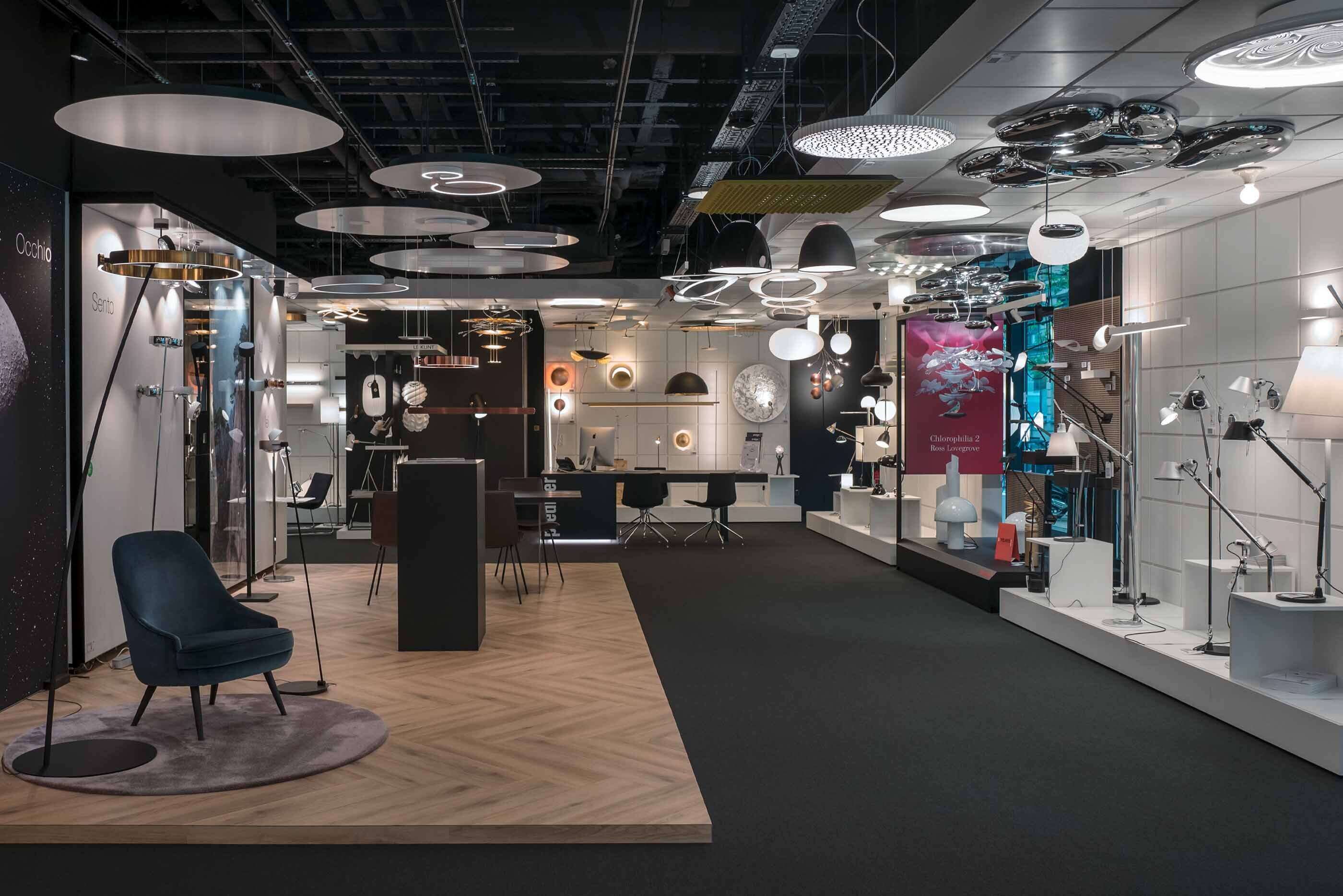 Innenaufnahme des Frankfurter Showrooms: Viele verschiedene Leuchten unterschiedlicher Marken sind hier ausgestellt.