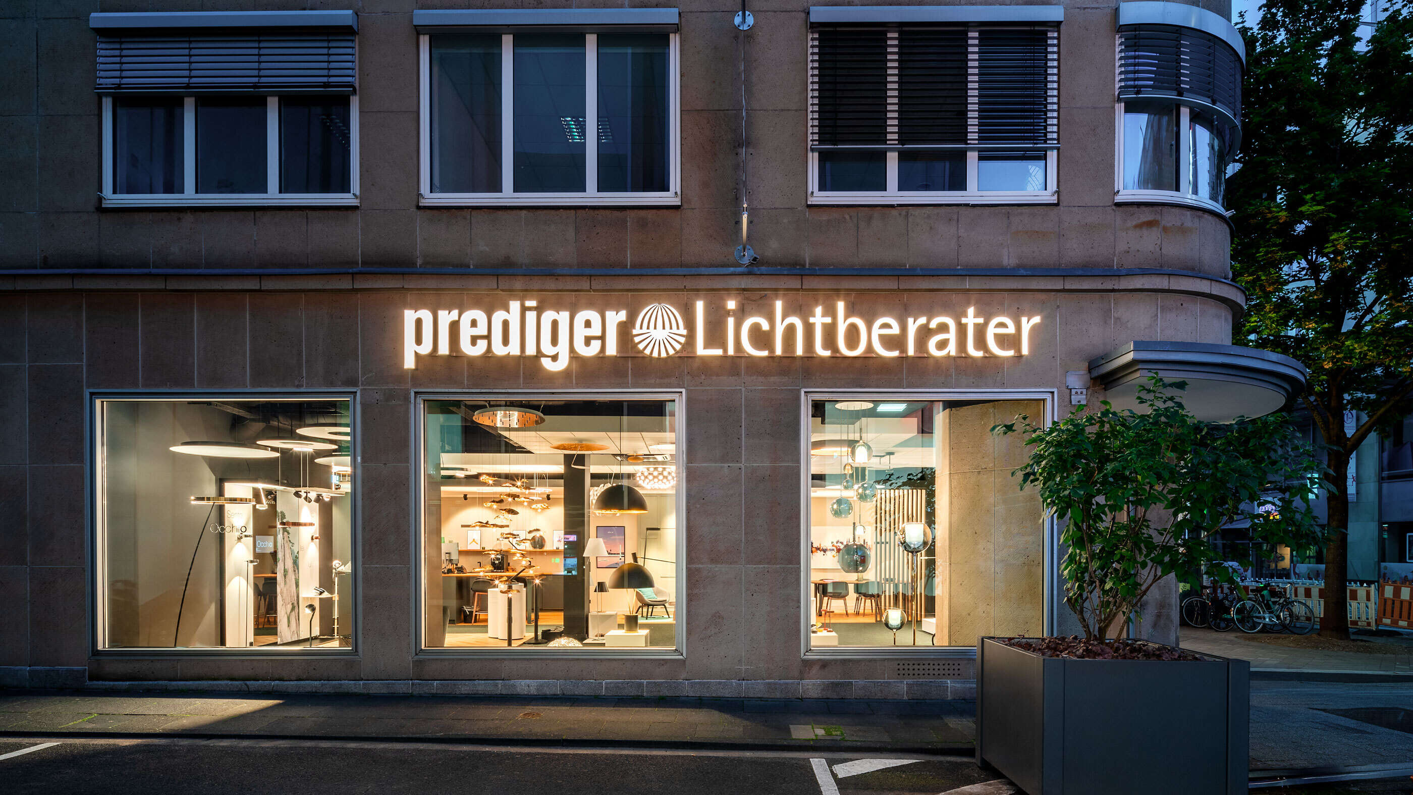Die Fassade des Showrooms Köln von Prediger Lichtberater am Abend, Blick von der Straße Große Sandkaul. (Foto: Jonathan Palanco)