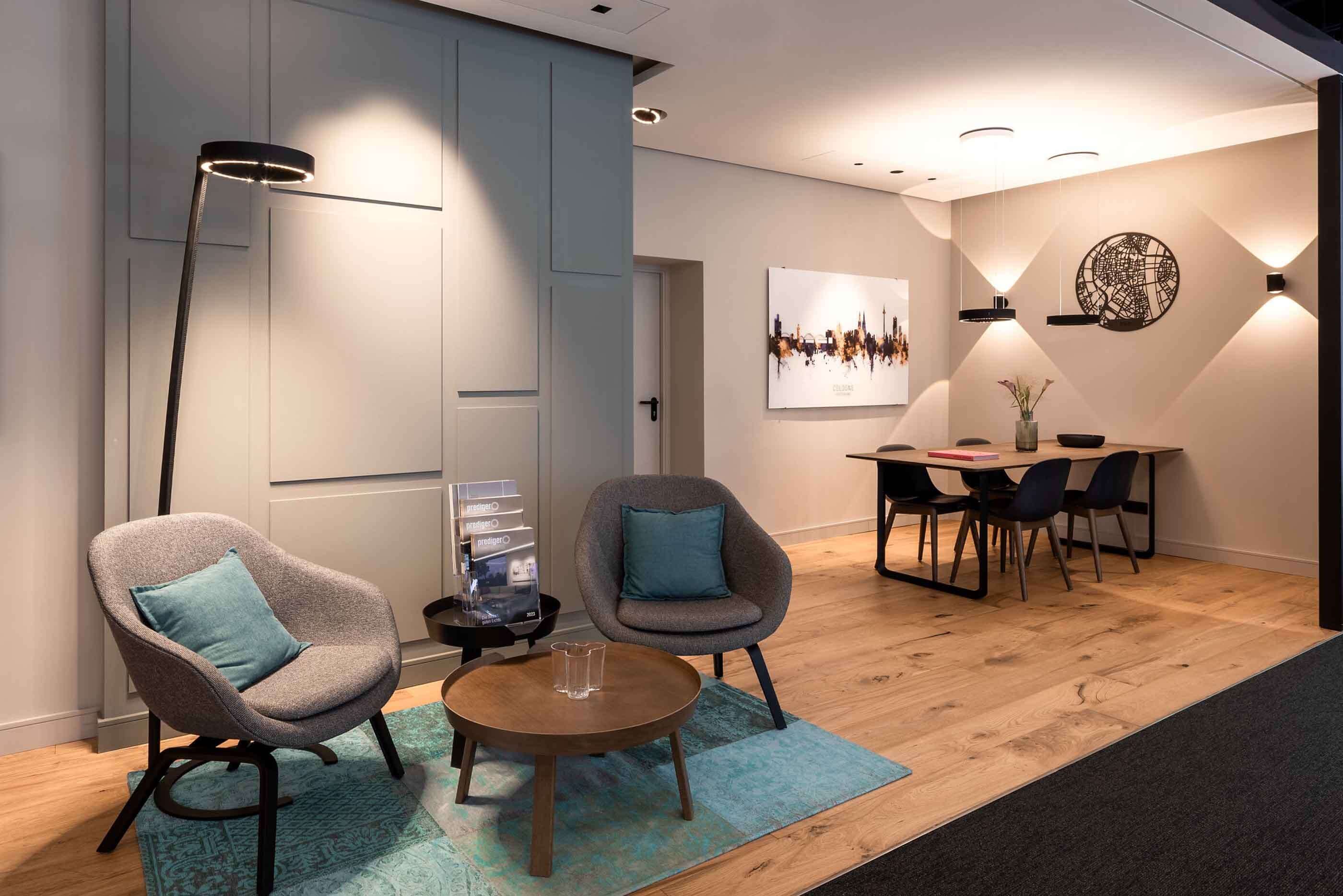 Der Lightcase im Showroom Köln von Prediger Lichtberater: Die Wohnzimmer-Situation befindet sich links, der Esstisch hinten rechts im Bild. (Foto: Jonathan Palanco)