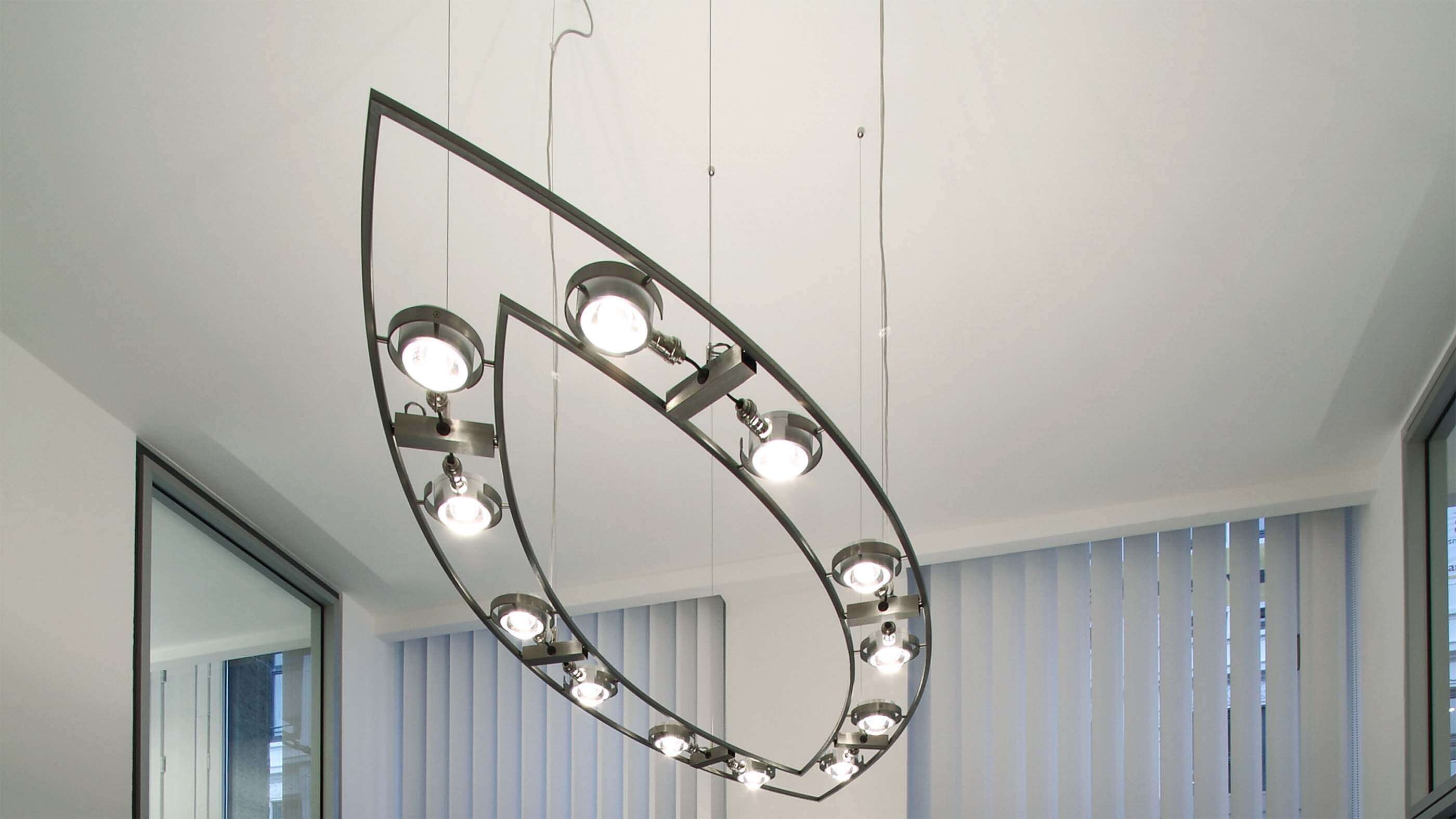 Office mit Pendelleuchte von Licht im Raum mit 12 kleinen Lichtern in einem ovalen Korpus.