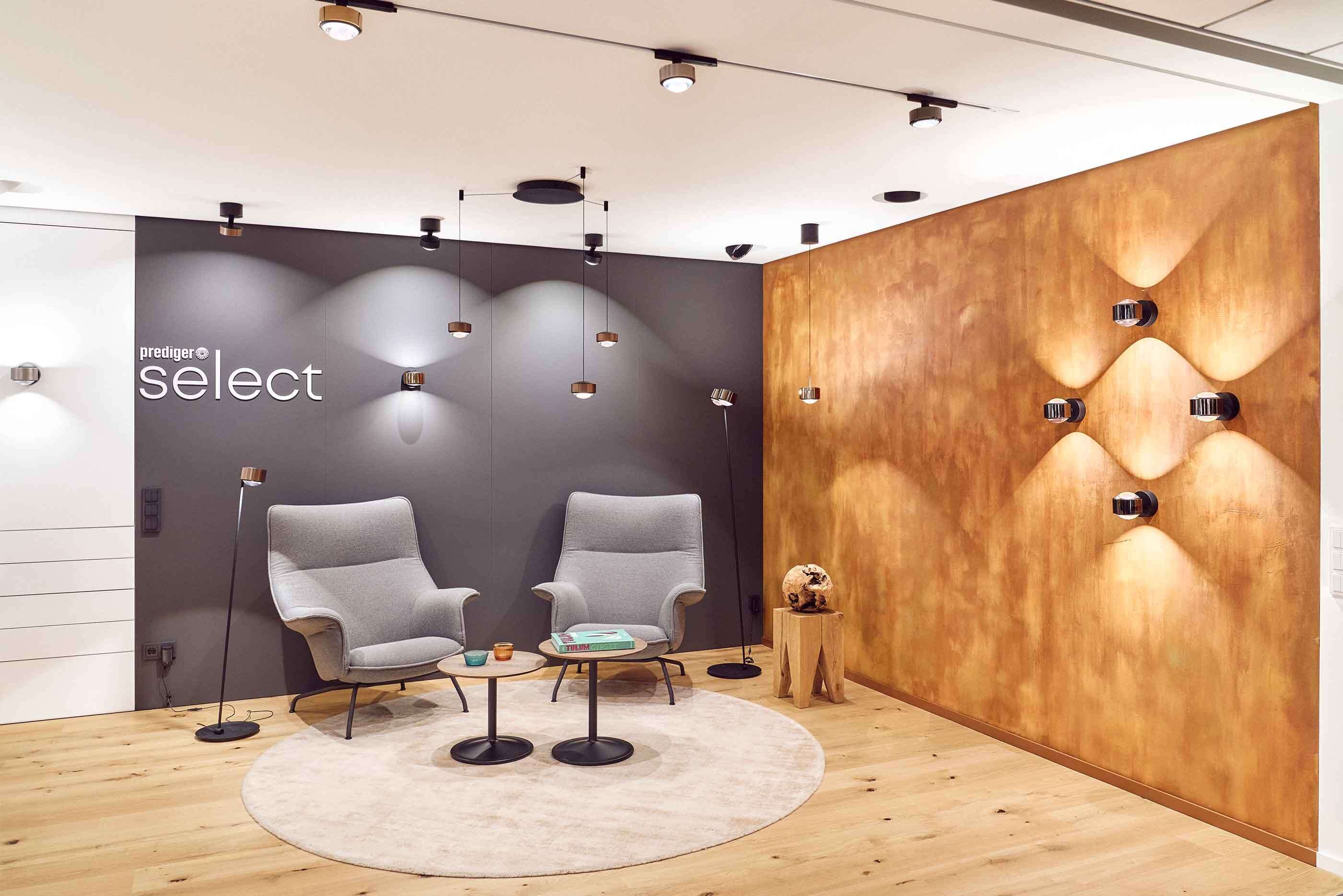 Aufnahme aus dem Prediger Showroom: die Eigenmarke prediger.select wird am POS präsentiert. Es sind sowohl Deckenleuchten als auch Wand-, Pendel- und Standleuchten zu sehen.
