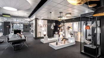 Ein Blick in die Designleuchten-Ausstellung des Showrooms Berlin von Prediger Lichtberater, links eine Lichtberatungs-Station. (Foto: Jonathan Palanco)